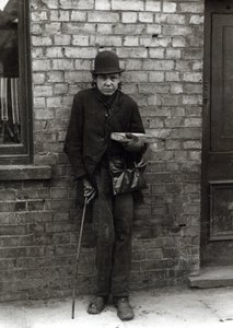 Luciferverkoper, c.1900 door English Photographer